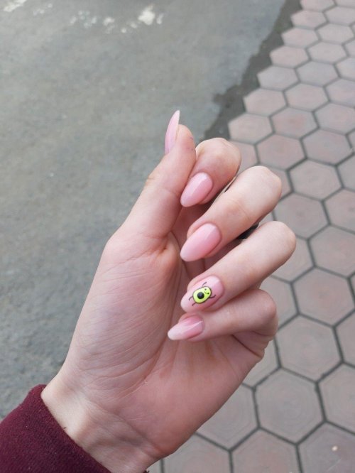Маникюр с авокадо миндаль