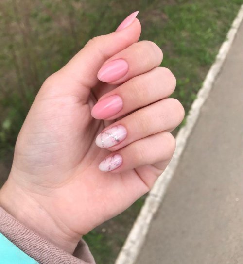 Маникюр розовые