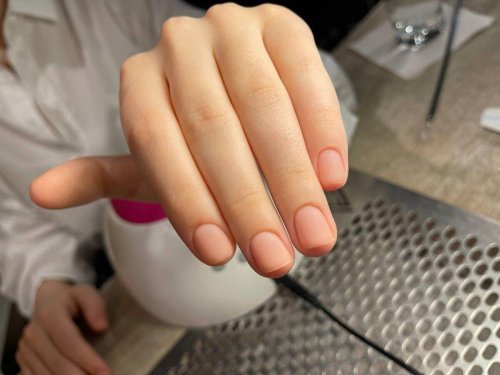 Нюдовый маникюр на короткие ногти квадратной формы