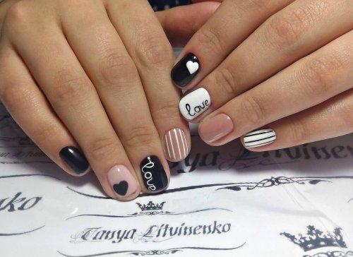 Маникюр с надписью на ногтях