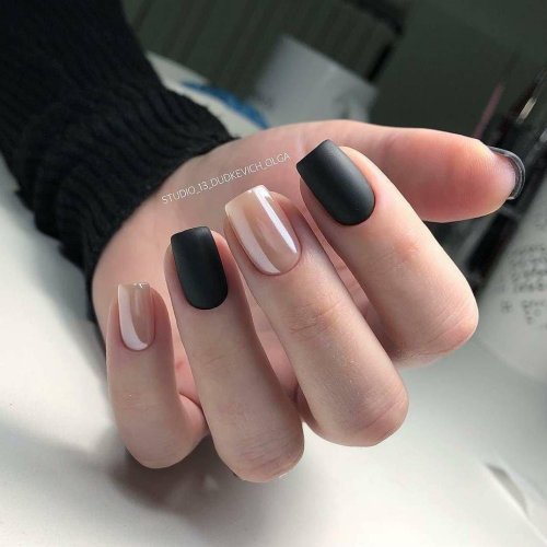 Однотонный маникюр на короткие квадратные ногти