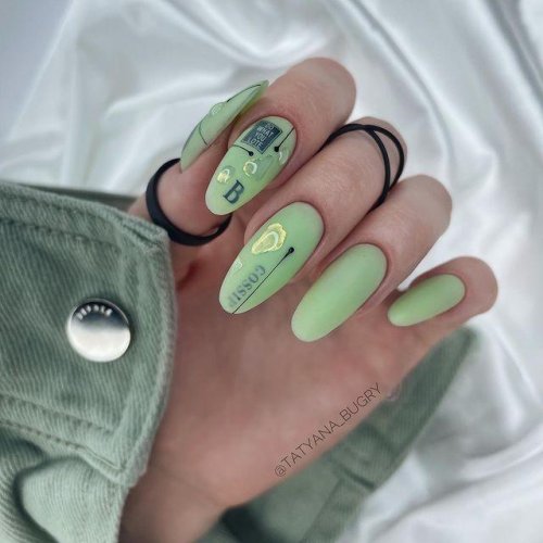 Маникюр в зеленых тонах