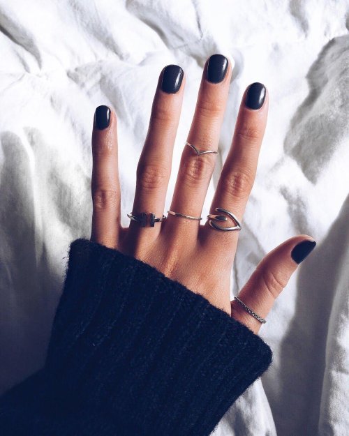 Короткие черные ногти