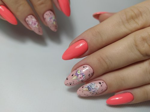 Коралловый маникюр миндаль