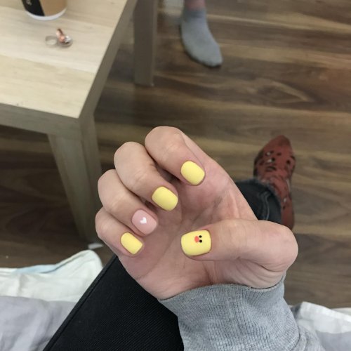 Желтые ногти с уткой