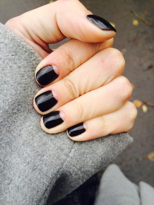 Короткие черные ногти