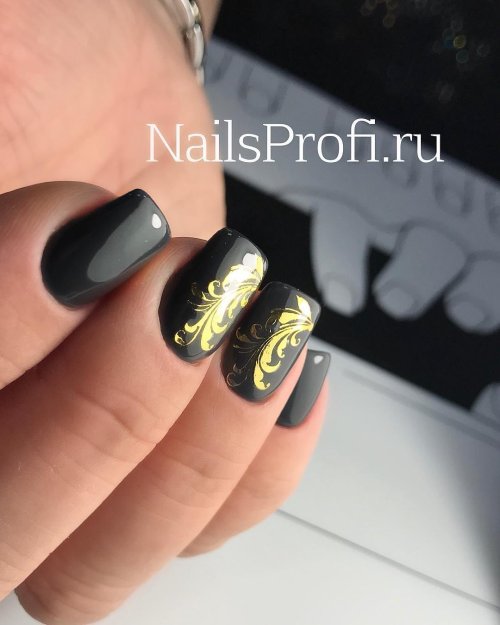 Черный маникюр с золотом
