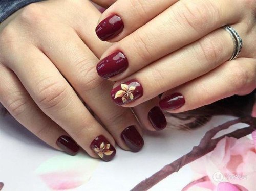 Бордовый маникюр на короткие ногти