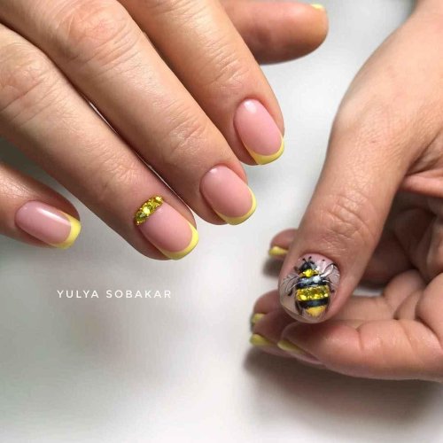 Пчела на ногтях