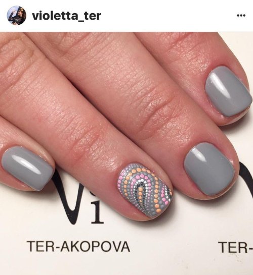 Серый маникюр с точками