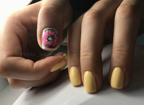 Маникюр на короткие ногти желтый