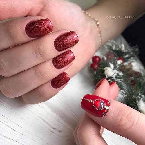 Маникюр красный новогодний