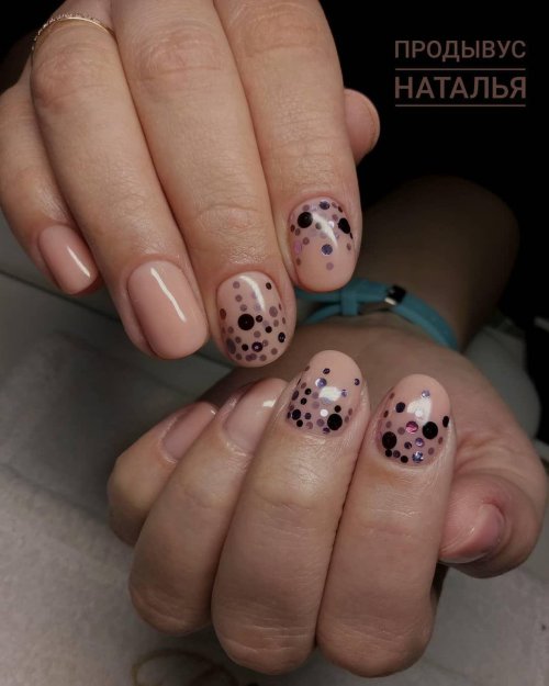 Бежевый маникюр с камифубиками