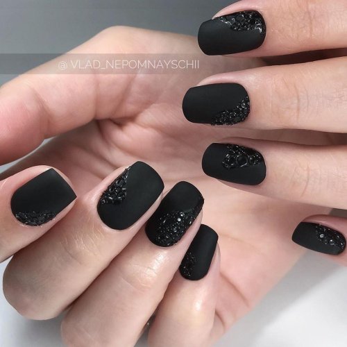Черный матовый маникюр на короткие ногти