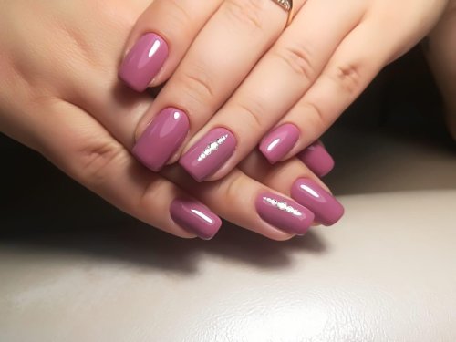 Красивый однотонный маникюр на коротких ногтях