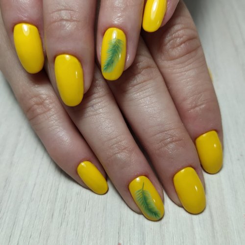 Маникюр желтый с зеленым