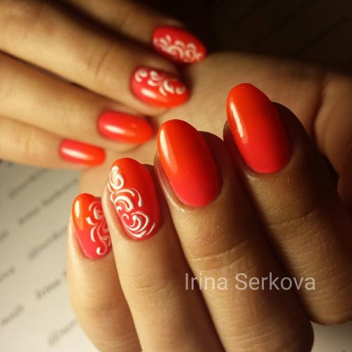 Коралловый маникюр с вензелями