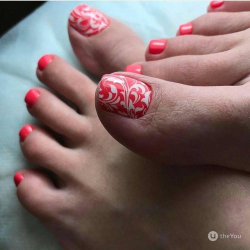 Коралловый педикюр с дизайном