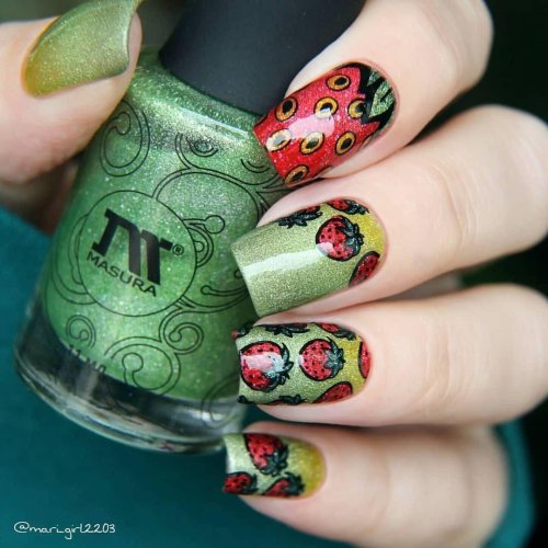 Маникюр с ягодами
