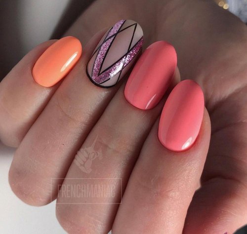Коралловый маникюр с геометрическим рисунком