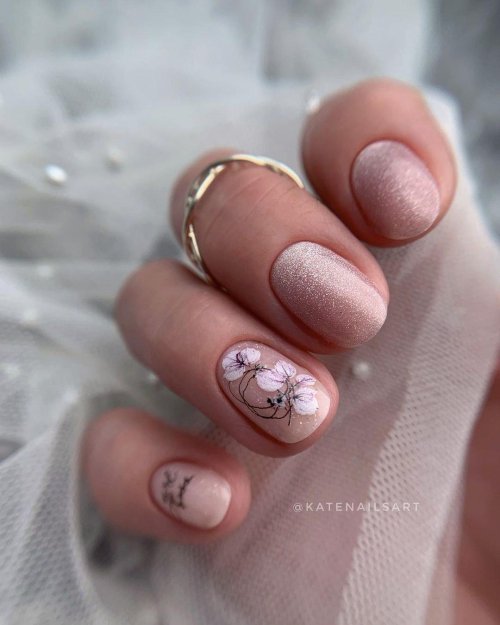 Нежный маникюр на короткие