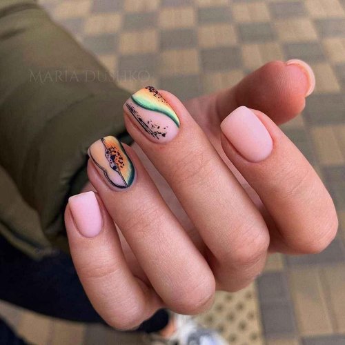 Яркий летний маникюр на короткие ногти