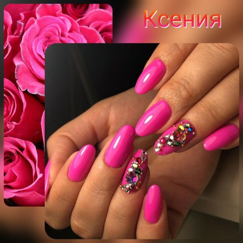 Розовый маникюр со стразами