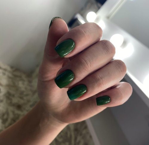 Маникюр темно зеленый