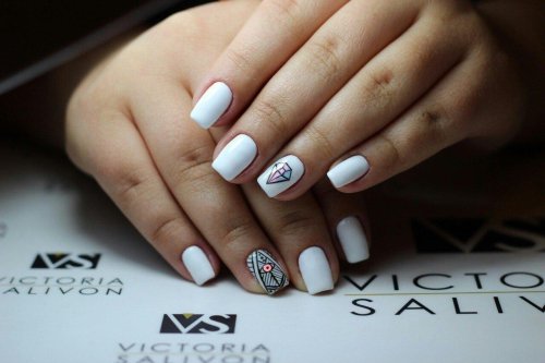Белые ногти с дизайном квадрат