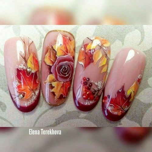 Кленовый лист на ногтях