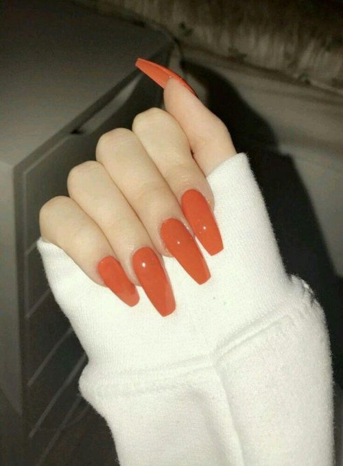 Длинные оранжевые ногти