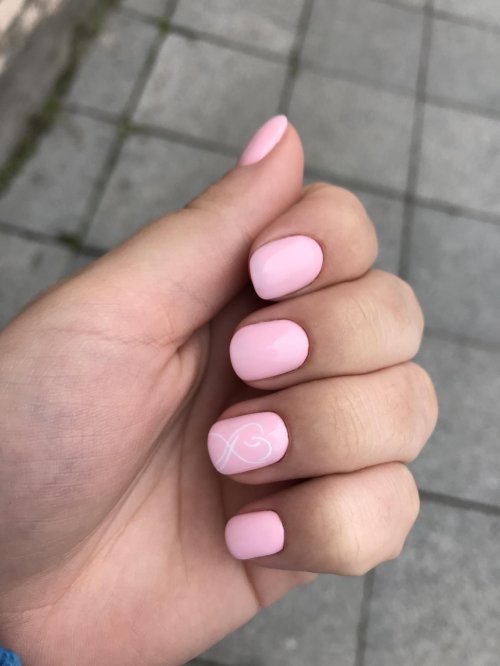 Светло розовый маникюр