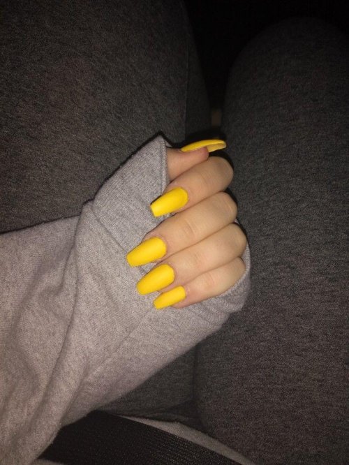 Желтые длинные ногти