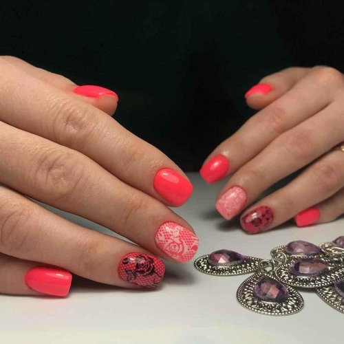 Коралловый маникюр на короткие ногти