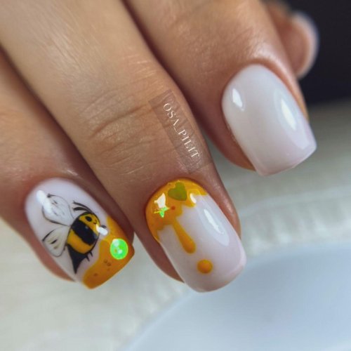 Маникюр с пчелкой