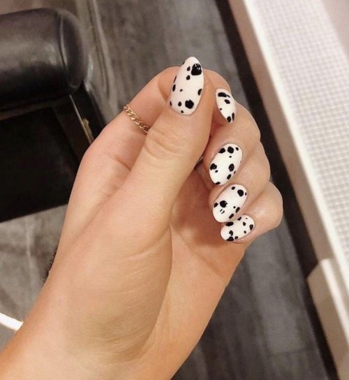 Маникюр коровка на короткие ногти