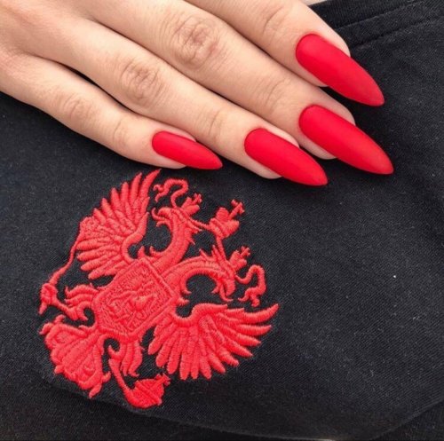 Красные матовые ногти