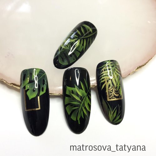 Маникюр с тропическими листьями
