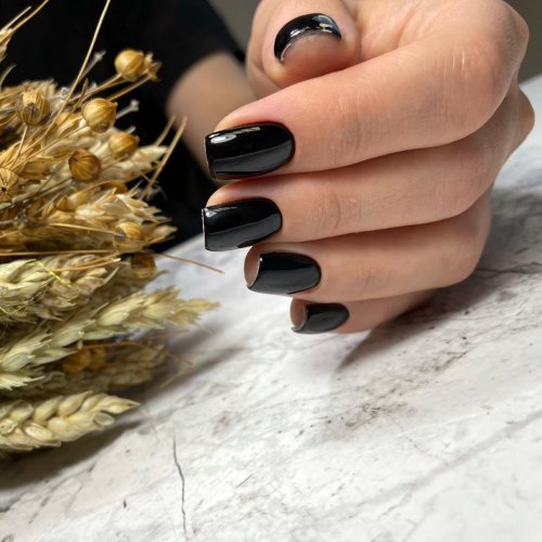 Черный маникюр на короткие квадратные ногти