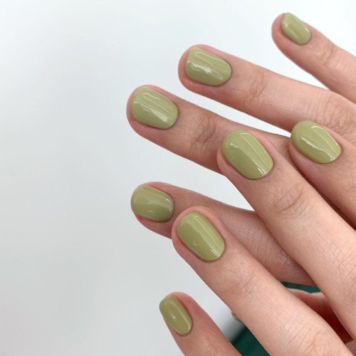Маникюр оливковый