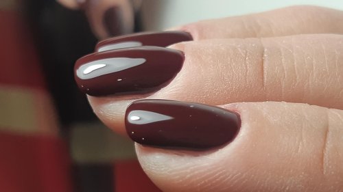 Бордовый маникюр на короткие ногти