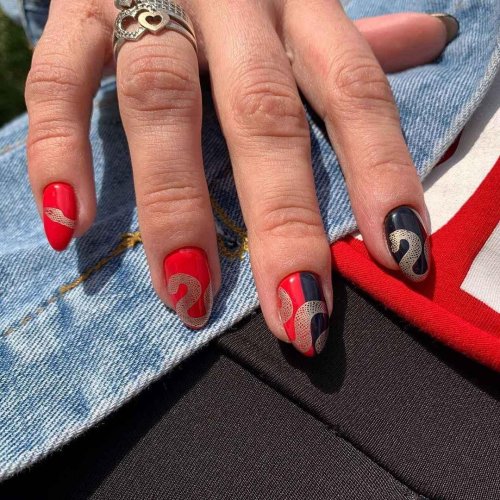 Красные ногти со змеями