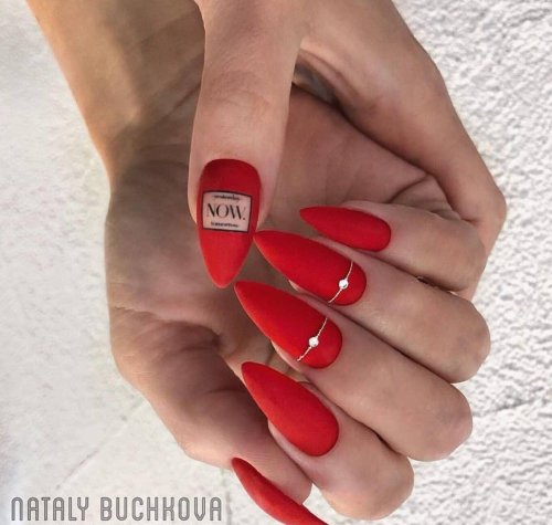 Красный матовый маникюр миндаль