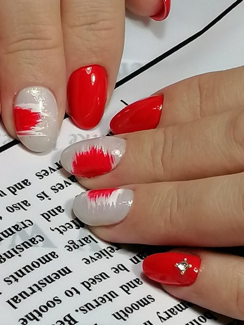 Маникюр красное с белым
