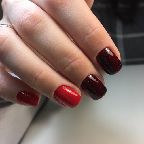Бордовый маникюр на короткие ногти