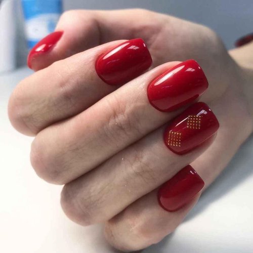 Маникюр деловой красный