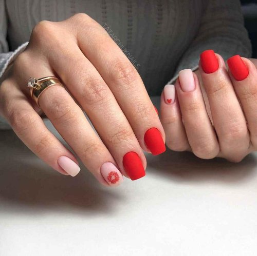 Красный матовый маникюр на короткие