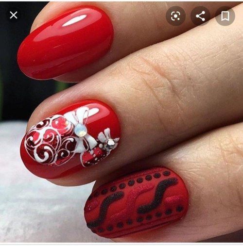Красный маникюр с дизайном