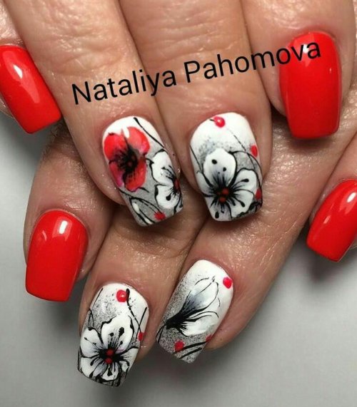 Мак на ногтях