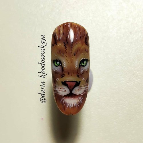 Маникюр лев